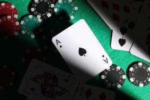 Digitalizarea industriei de poker: de la mesele tradiţionale la platformele globale